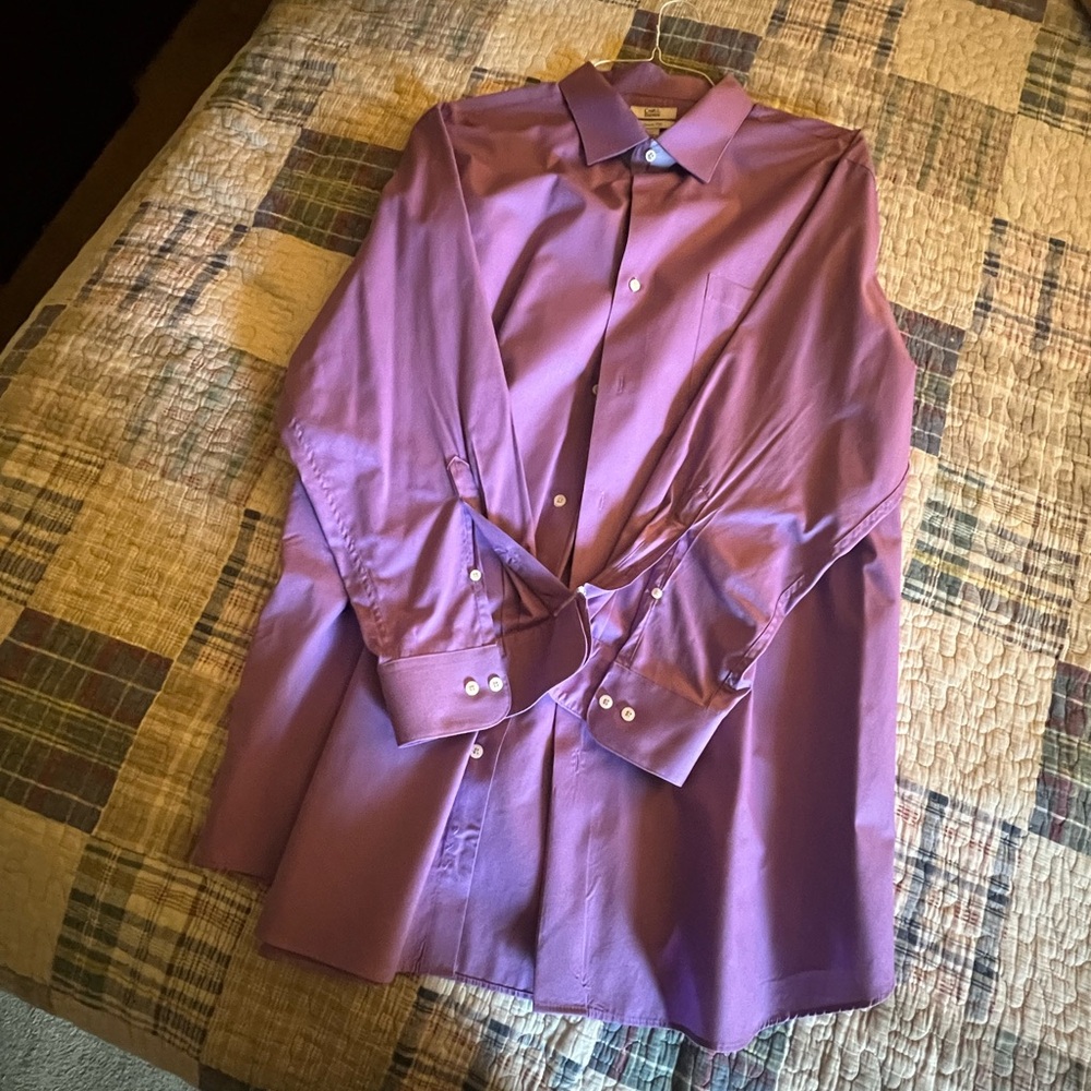 NWOT Croft & Barrow Classic Fit Button Up Purple Dress Shirt
S: 18 1/2 x 34/35